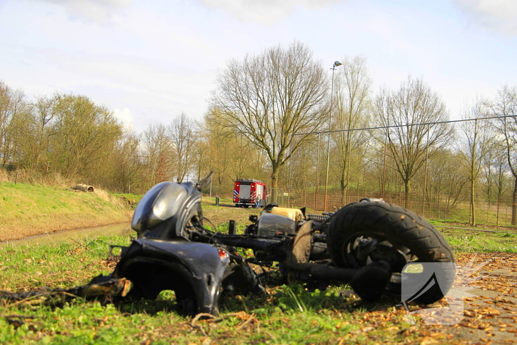 Scooter uitgebrand, brandweer blust vuur