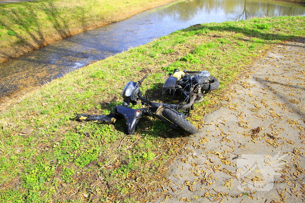 Scooter uitgebrand, brandweer blust vuur