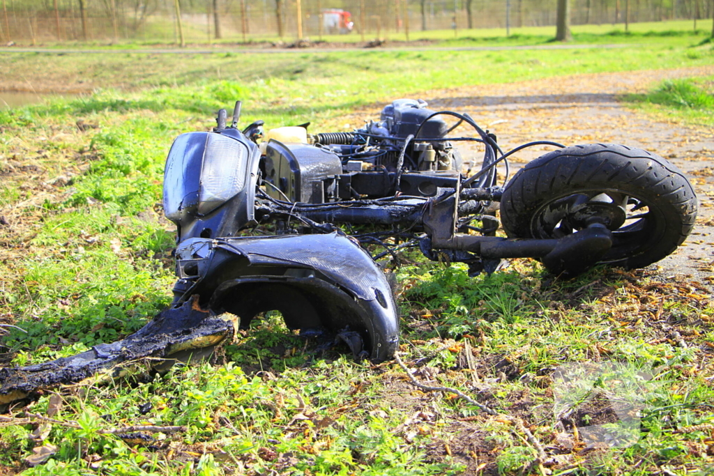 Scooter uitgebrand, brandweer blust vuur