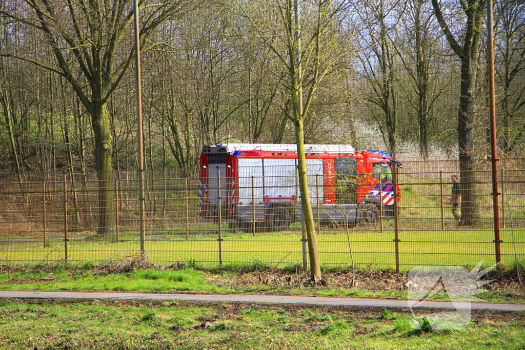 Scooter uitgebrand, brandweer blust vuur
