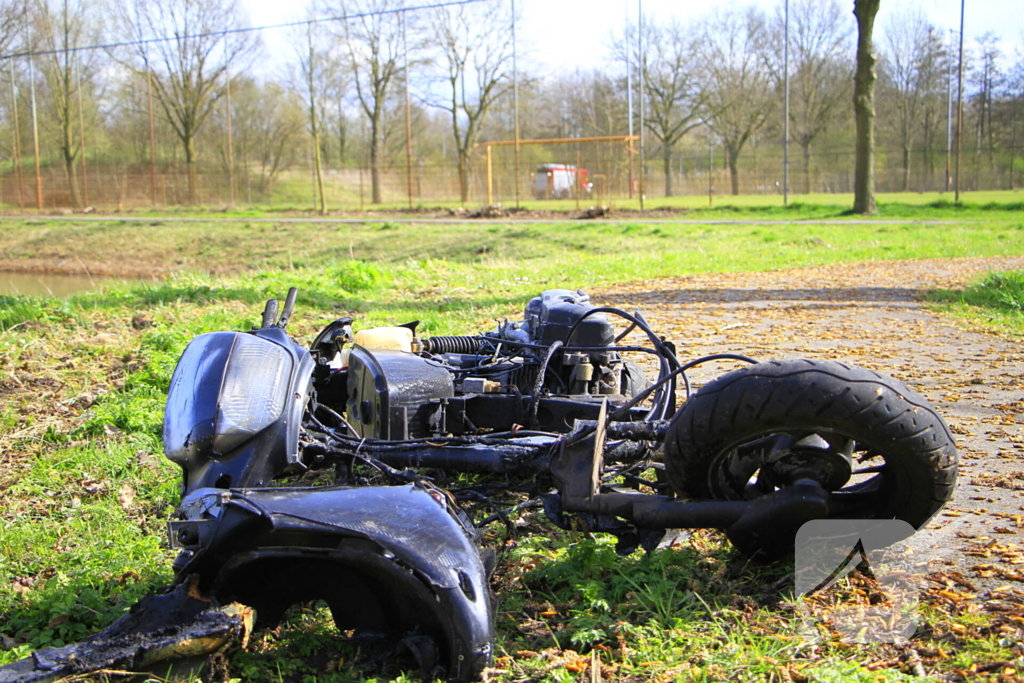 Scooter uitgebrand, brandweer blust vuur