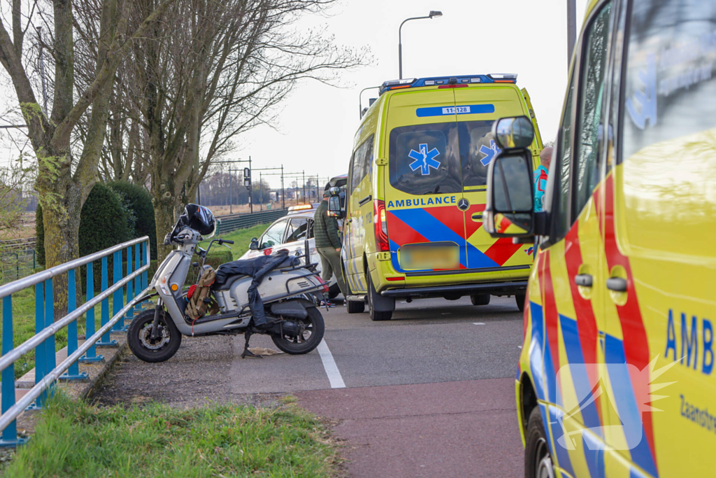 Scooterrijder klapt achterop driewielfiets met kind achterop