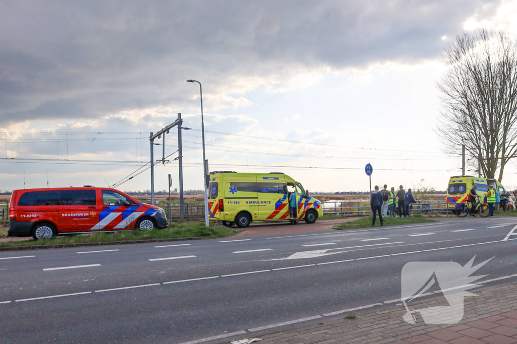 Scooterrijder klapt achterop driewielfiets met kind achterop