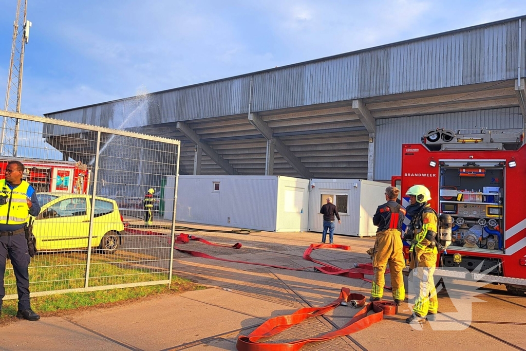 Container in brand onder tribune