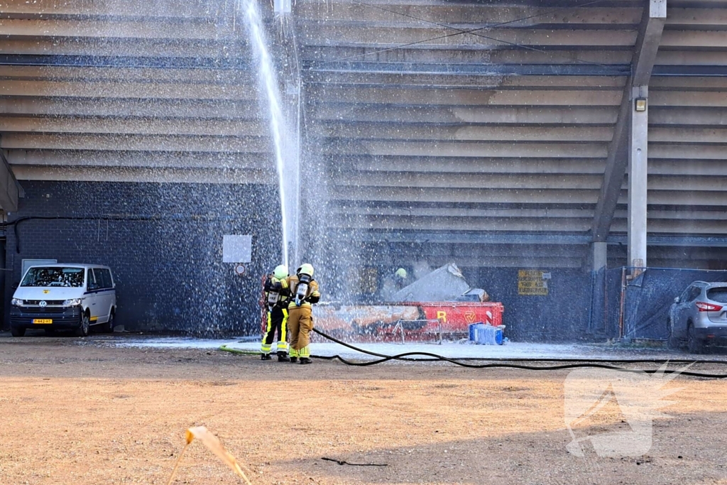 Container in brand onder tribune