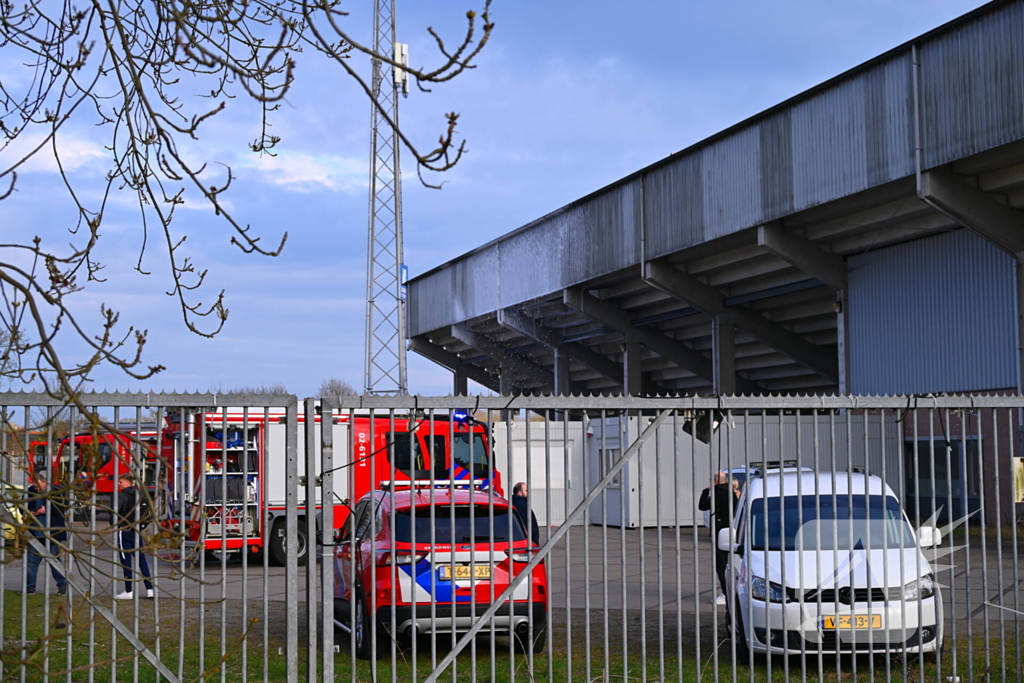 Container in brand onder tribune