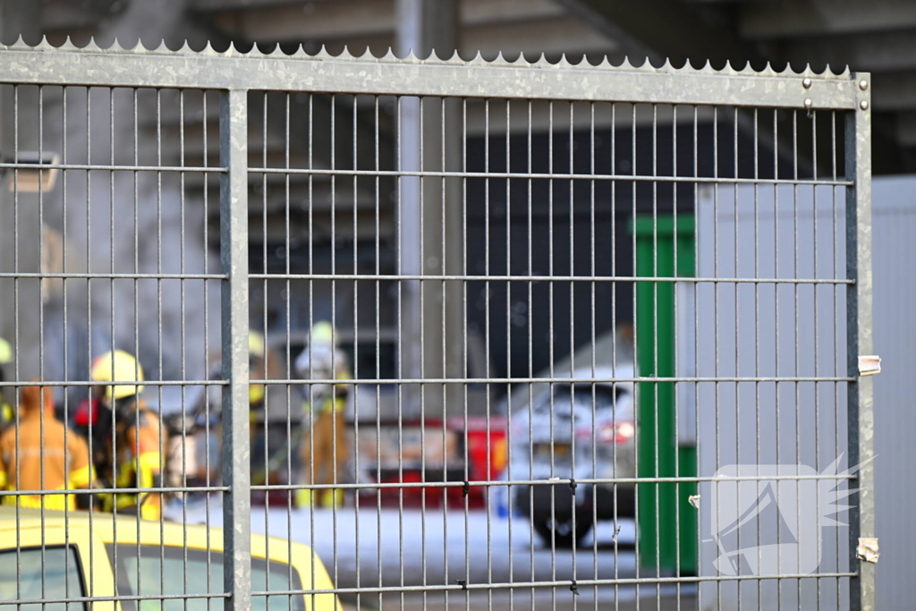 Container in brand onder tribune