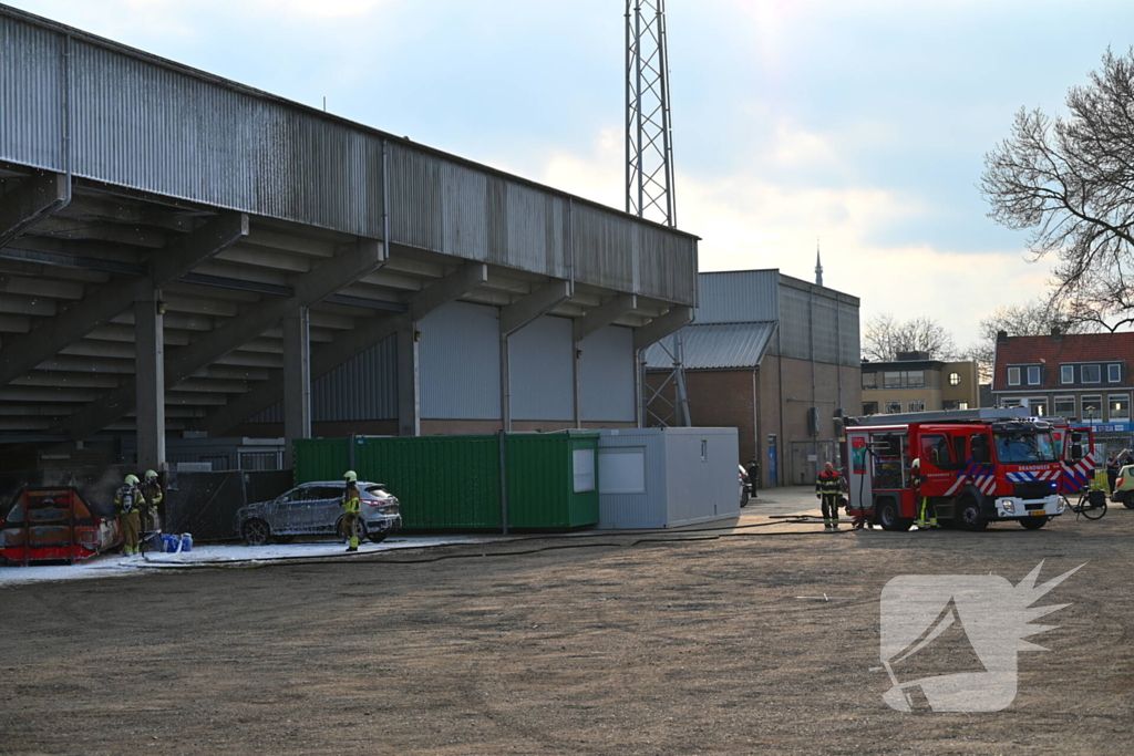 Container in brand onder tribune