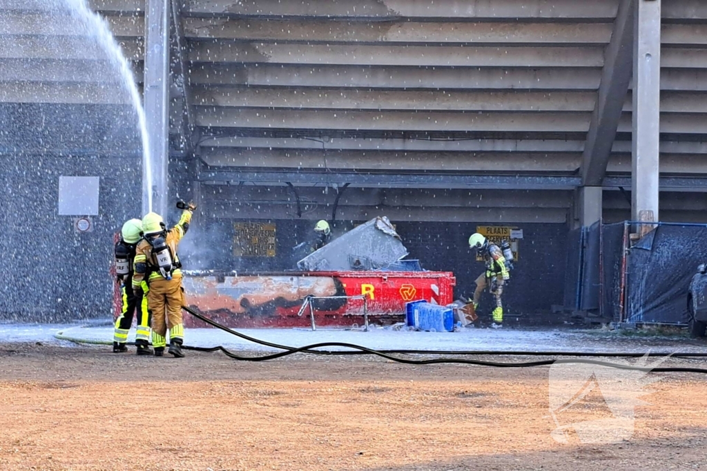 Container in brand onder tribune