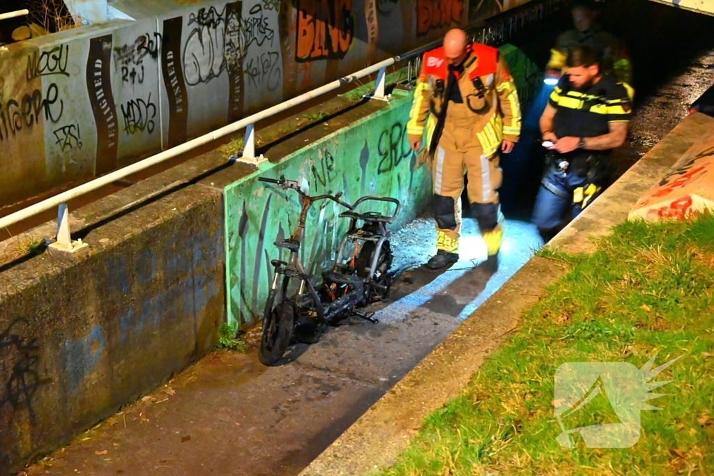 Scooter volledig verwoest door brand