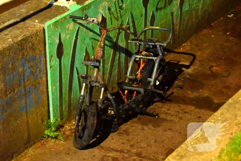 Scooter volledig verwoest door brand