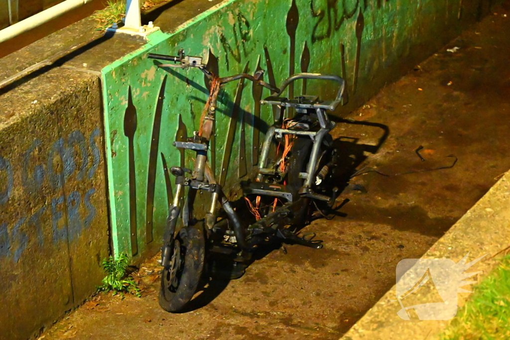 Scooter volledig verwoest door brand