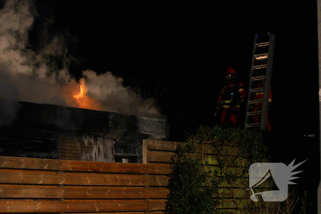 Brandweer blust uitslaande brand in bungalow