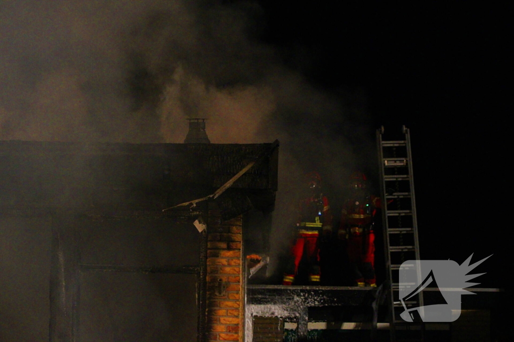 Brandweer blust uitslaande brand in bungalow