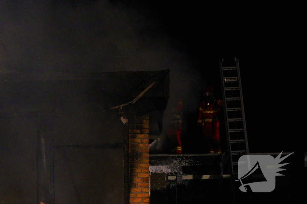 Brandweer blust uitslaande brand in bungalow