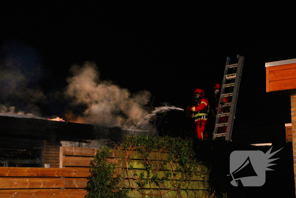 Brandweer blust uitslaande brand in bungalow
