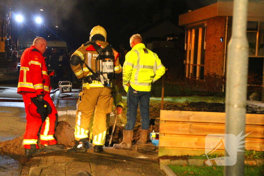Brandweer blust uitslaande brand in bungalow