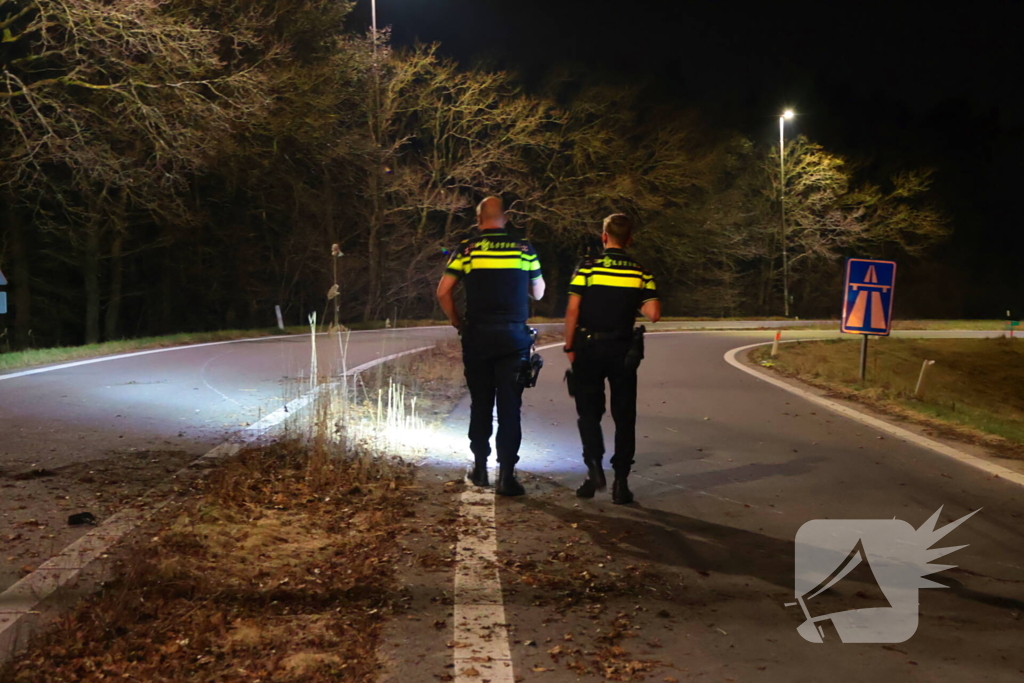 Automobilist belandt op zijn kop op afrit