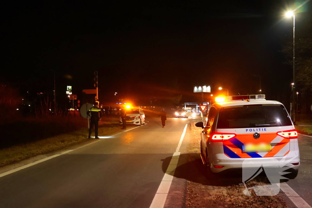 Automobilist belandt op zijn kop op afrit