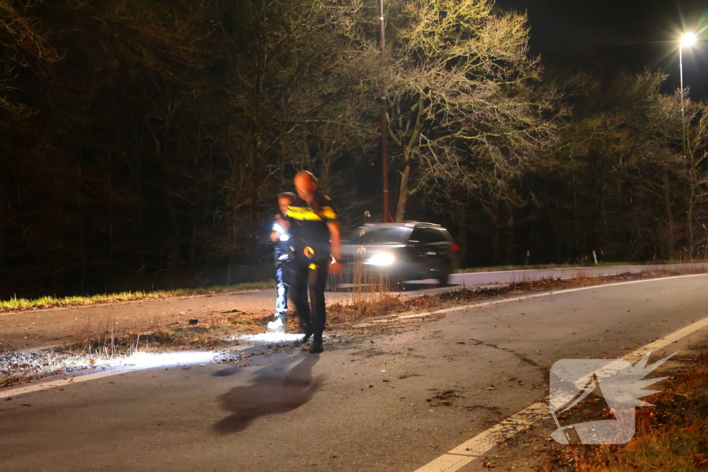 Automobilist belandt op zijn kop op afrit