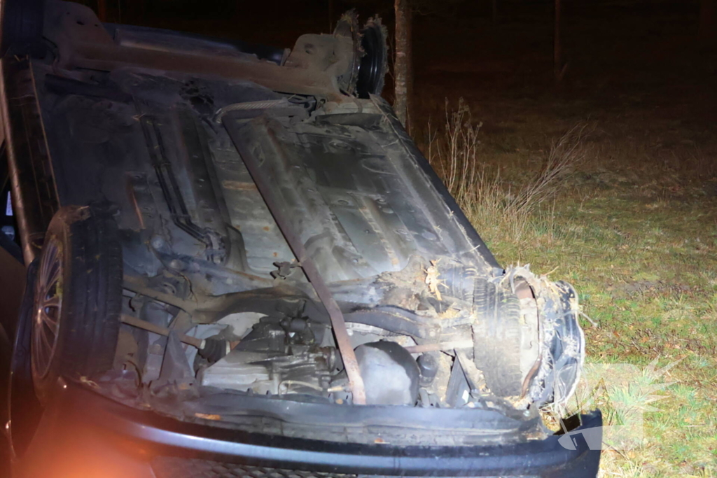 Automobilist belandt op zijn kop op afrit