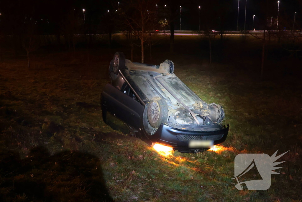 Automobilist belandt op zijn kop op afrit