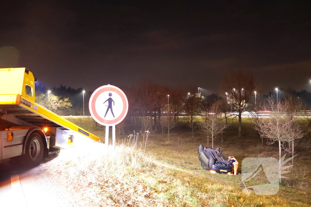 Automobilist belandt op zijn kop op afrit