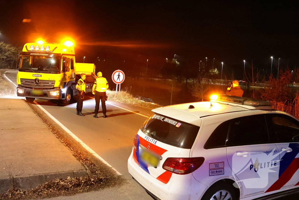 Automobilist belandt op zijn kop op afrit