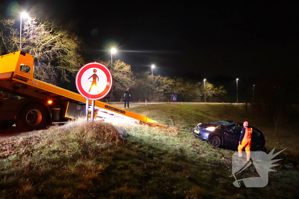 Automobilist belandt op zijn kop op afrit