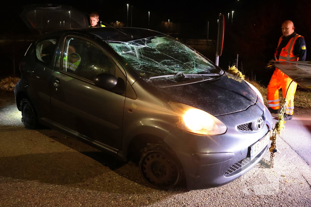 Automobilist belandt op zijn kop op afrit