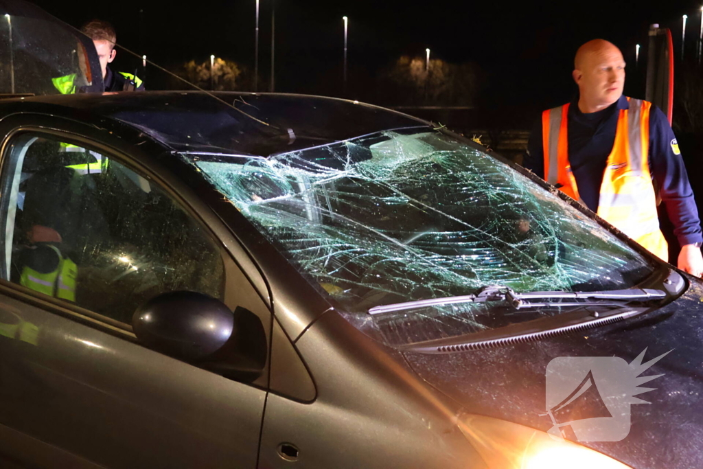 Automobilist belandt op zijn kop op afrit