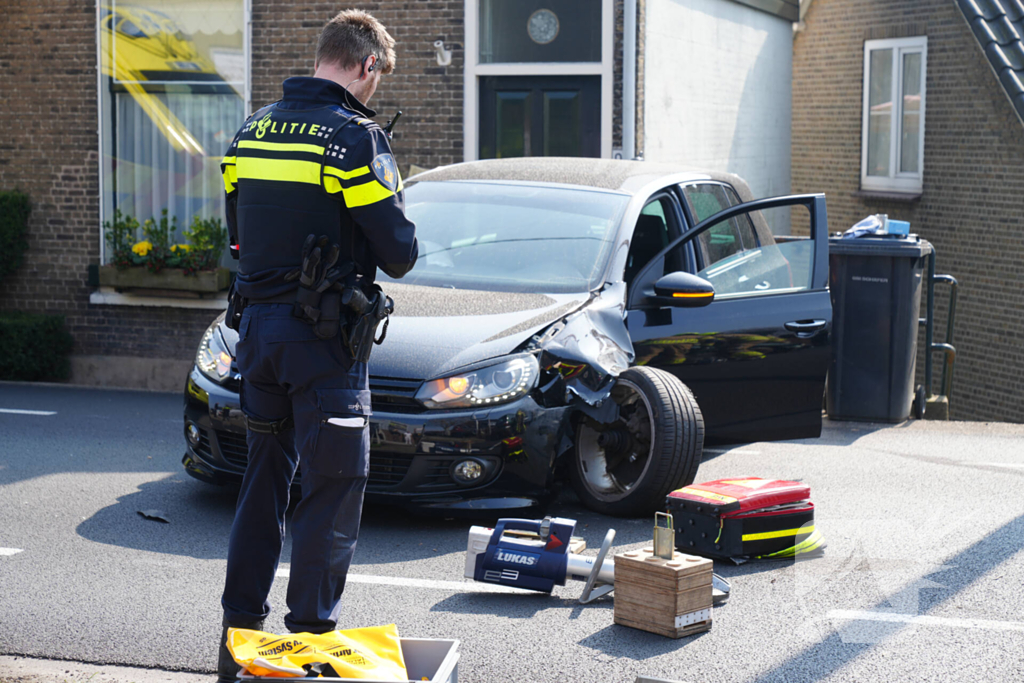 Twee personenauto's botsen frontaal op elkaar