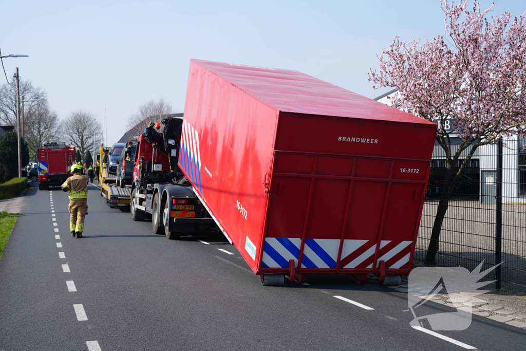 Twee personenauto's botsen frontaal op elkaar