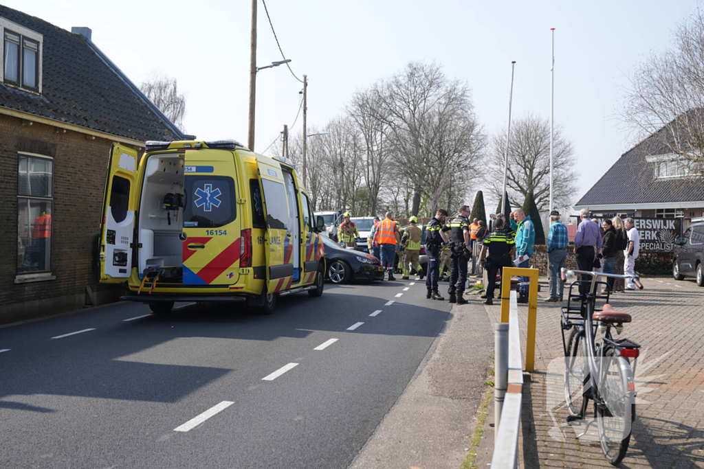 Twee personenauto's botsen frontaal op elkaar