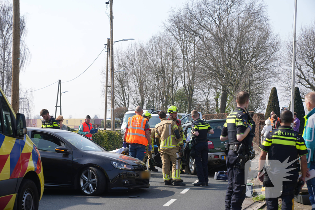 Twee personenauto's botsen frontaal op elkaar