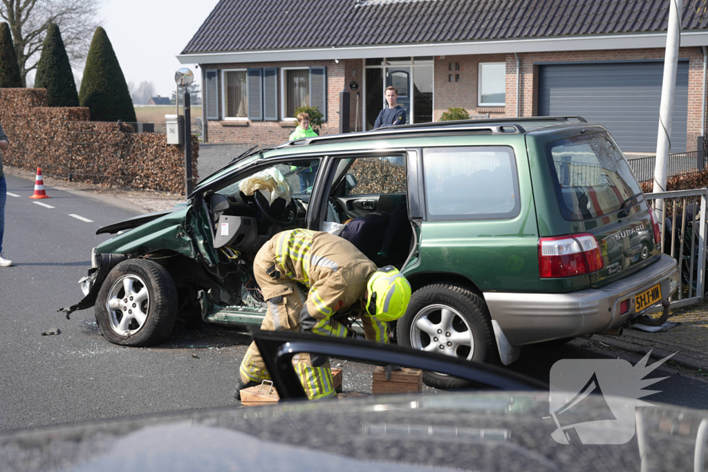 Twee personenauto's botsen frontaal op elkaar