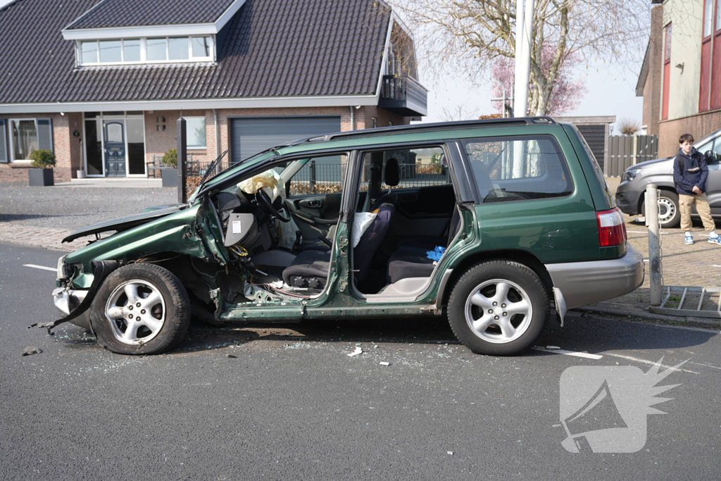 Twee personenauto's botsen frontaal op elkaar