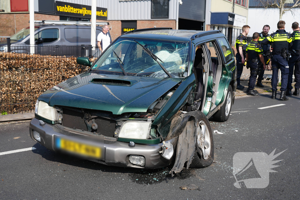 Twee personenauto's botsen frontaal op elkaar