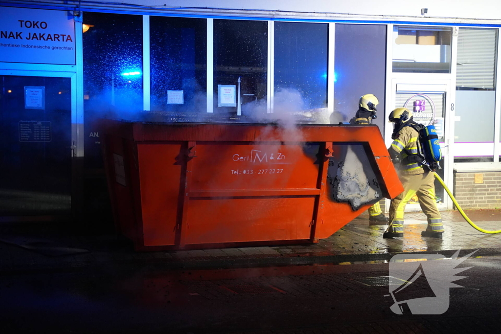 Brandweer ingezet voor brand in een afval container