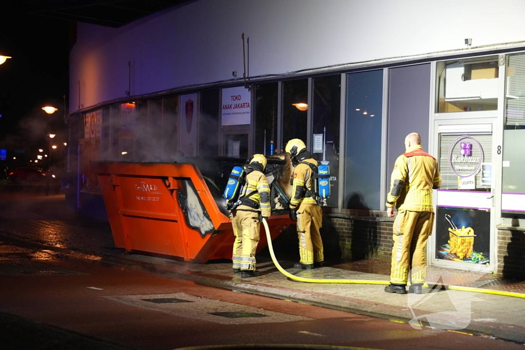 Brandweer ingezet voor brand in een afval container