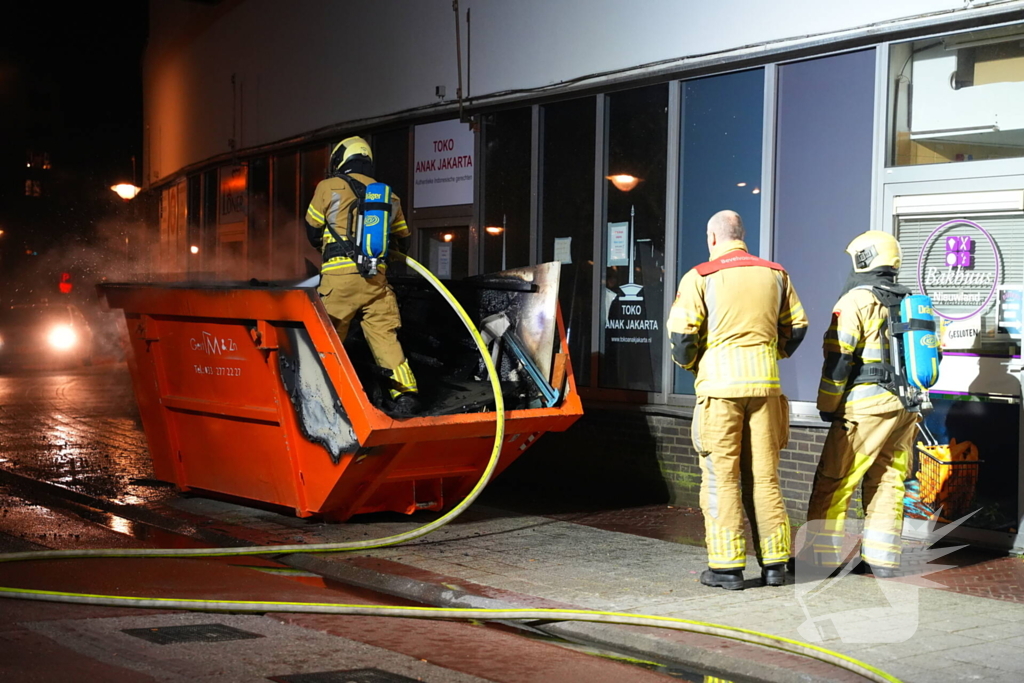 Brandweer ingezet voor brand in een afval container
