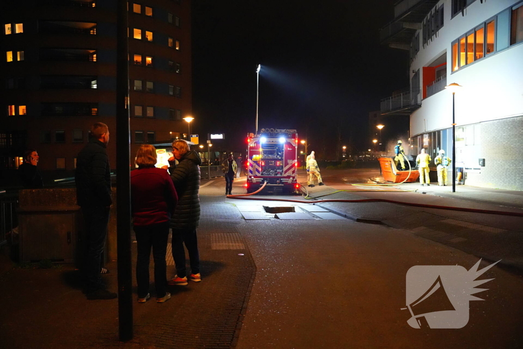 Brandweer ingezet voor brand in een afval container