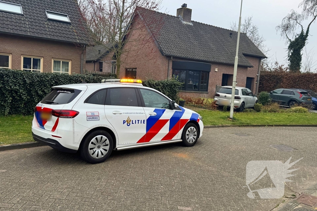 Automobilist rijdt voortuin in