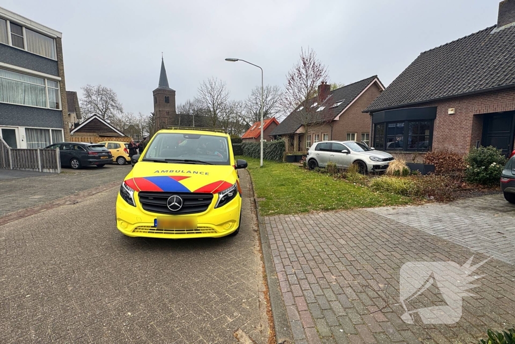 Automobilist rijdt voortuin in