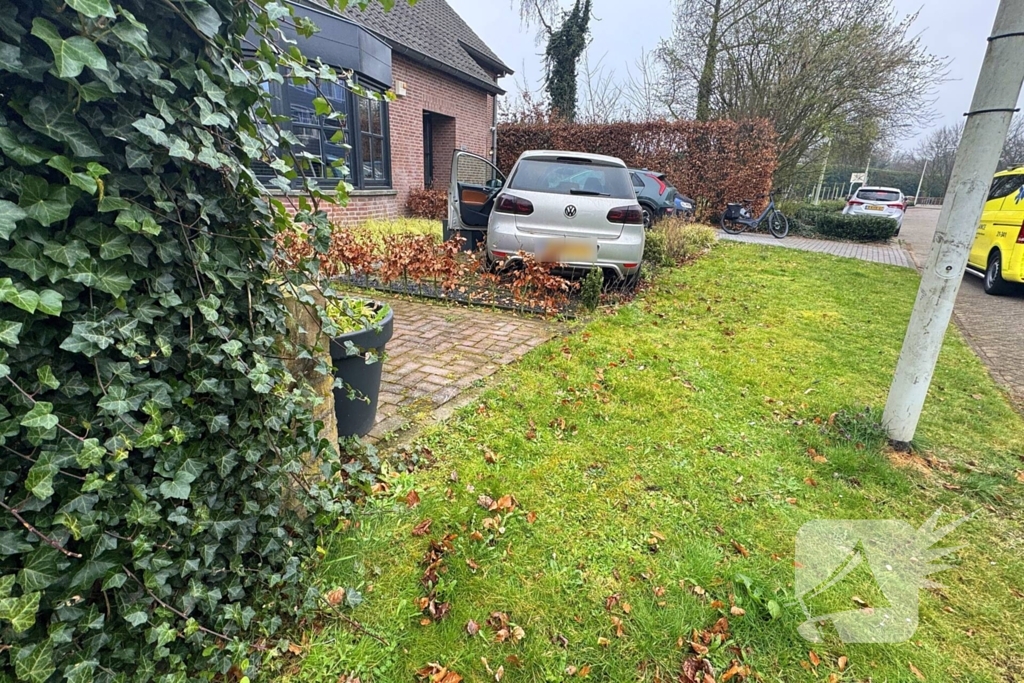 Automobilist rijdt voortuin in