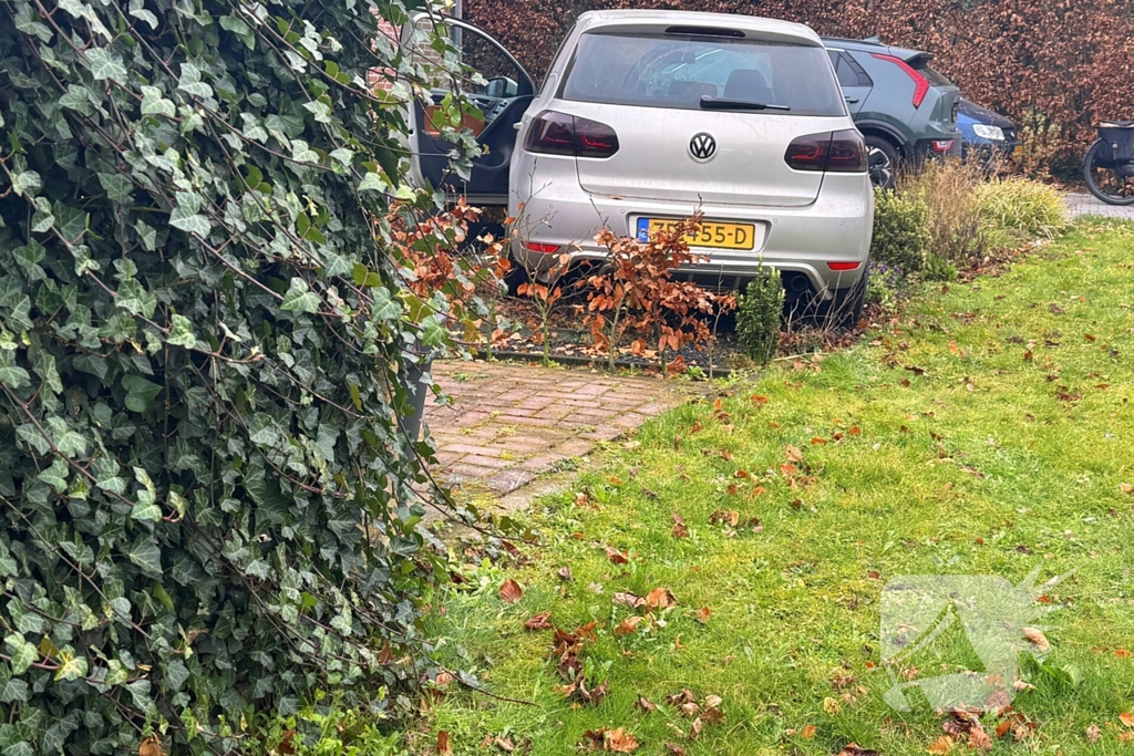 Automobilist rijdt voortuin in