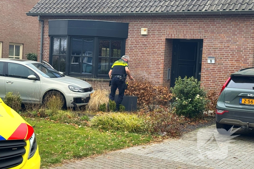 Automobilist rijdt voortuin in