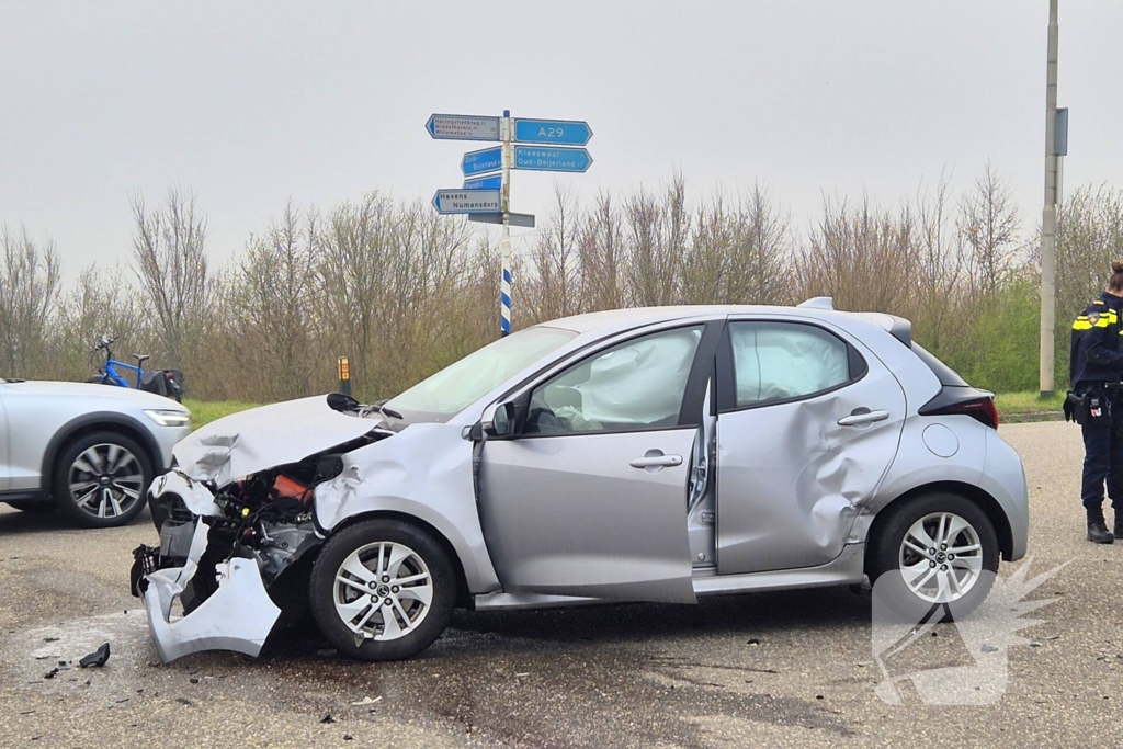 Automobilist rijdt van talud af na aanrijding