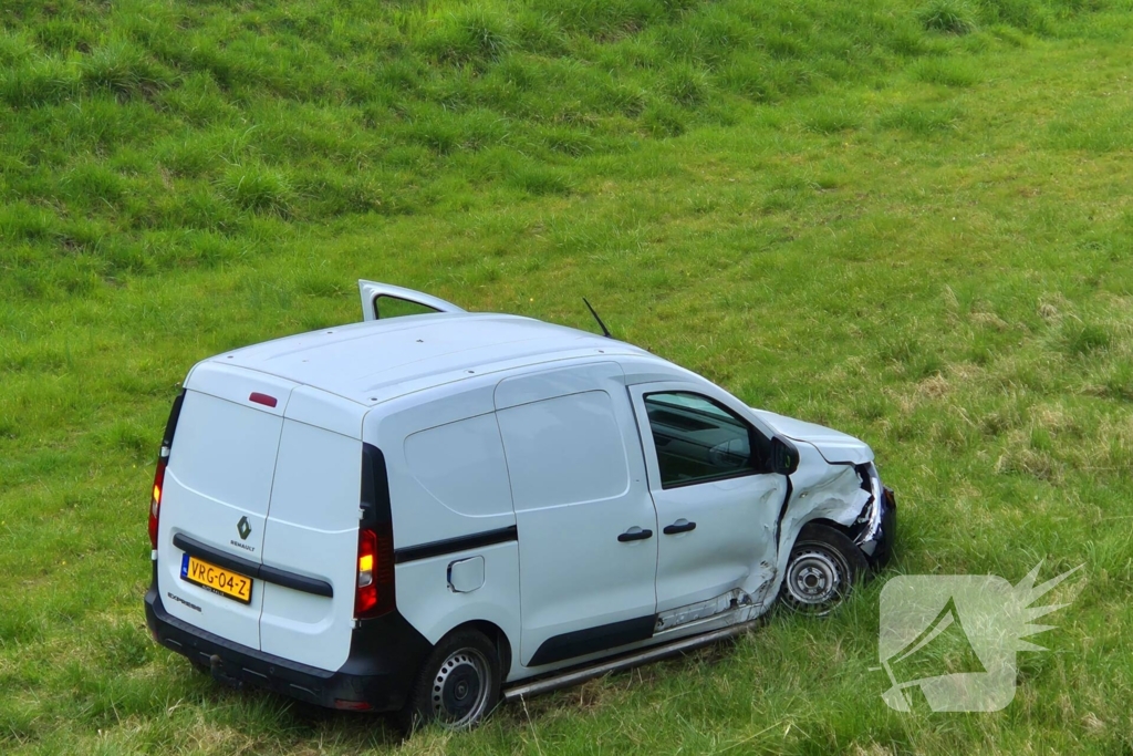 Automobilist rijdt van talud af na aanrijding
