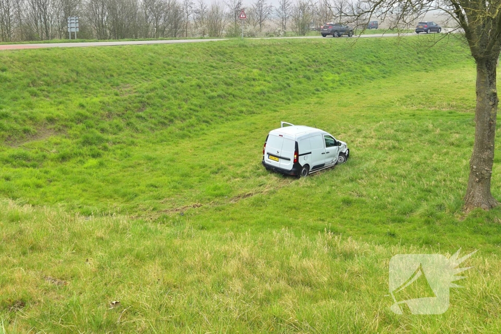 Automobilist rijdt van talud af na aanrijding